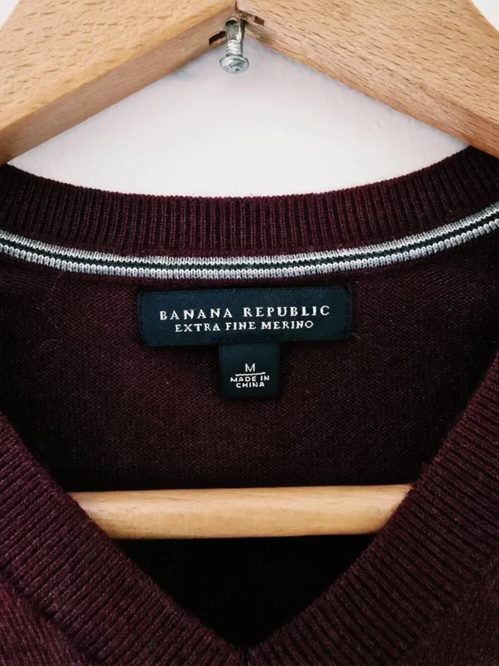 Banana Republic Extra Fine Wool V-Neck Mens Pullover Knit Sweater M Burgundy